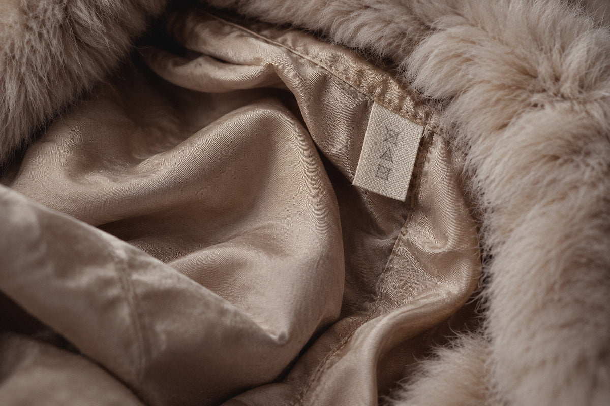 Etiquette de composition cousue dans la doublure de soie d'un manteau de fourrure