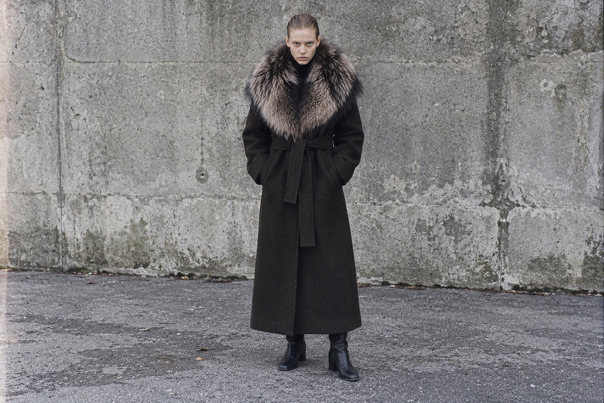 Grand col de raton laveur, jarre sombre et duvet clair — collection Raton laveur FURSULTANA