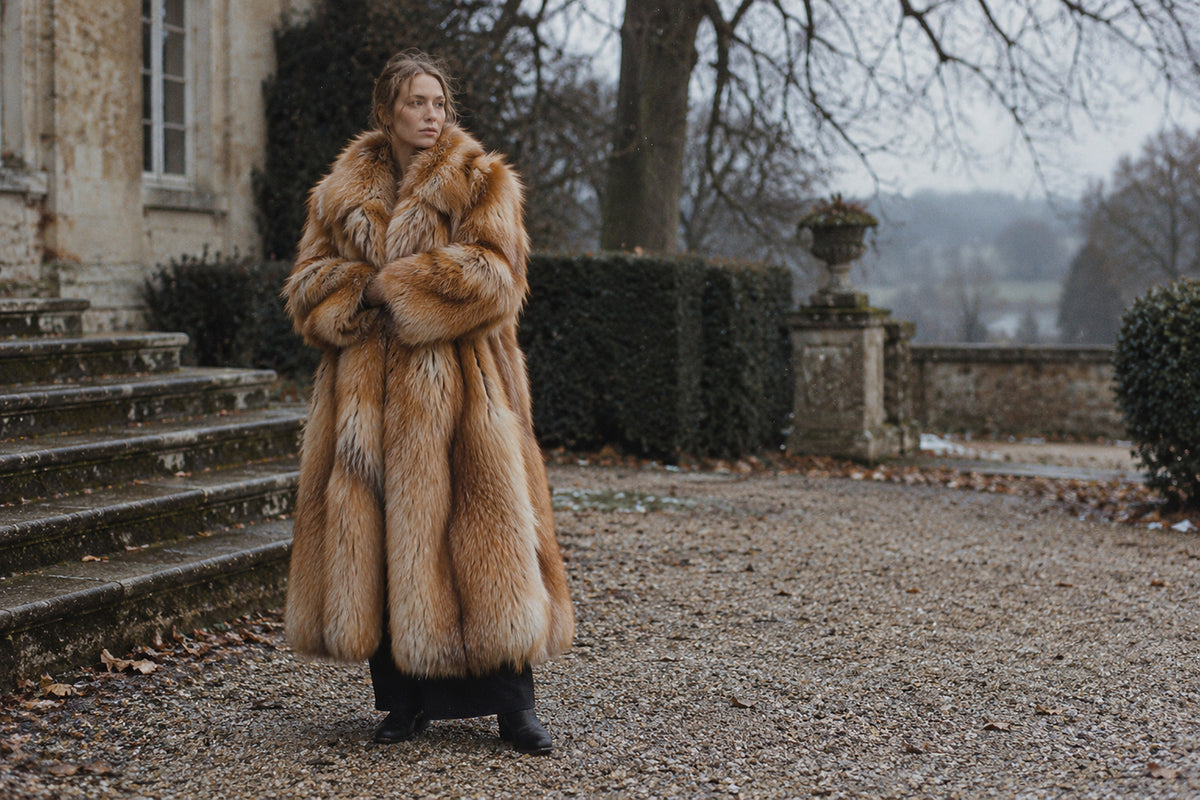 Long manteau de renard, jarre long et volume ample — collection Renard FURSULTANA