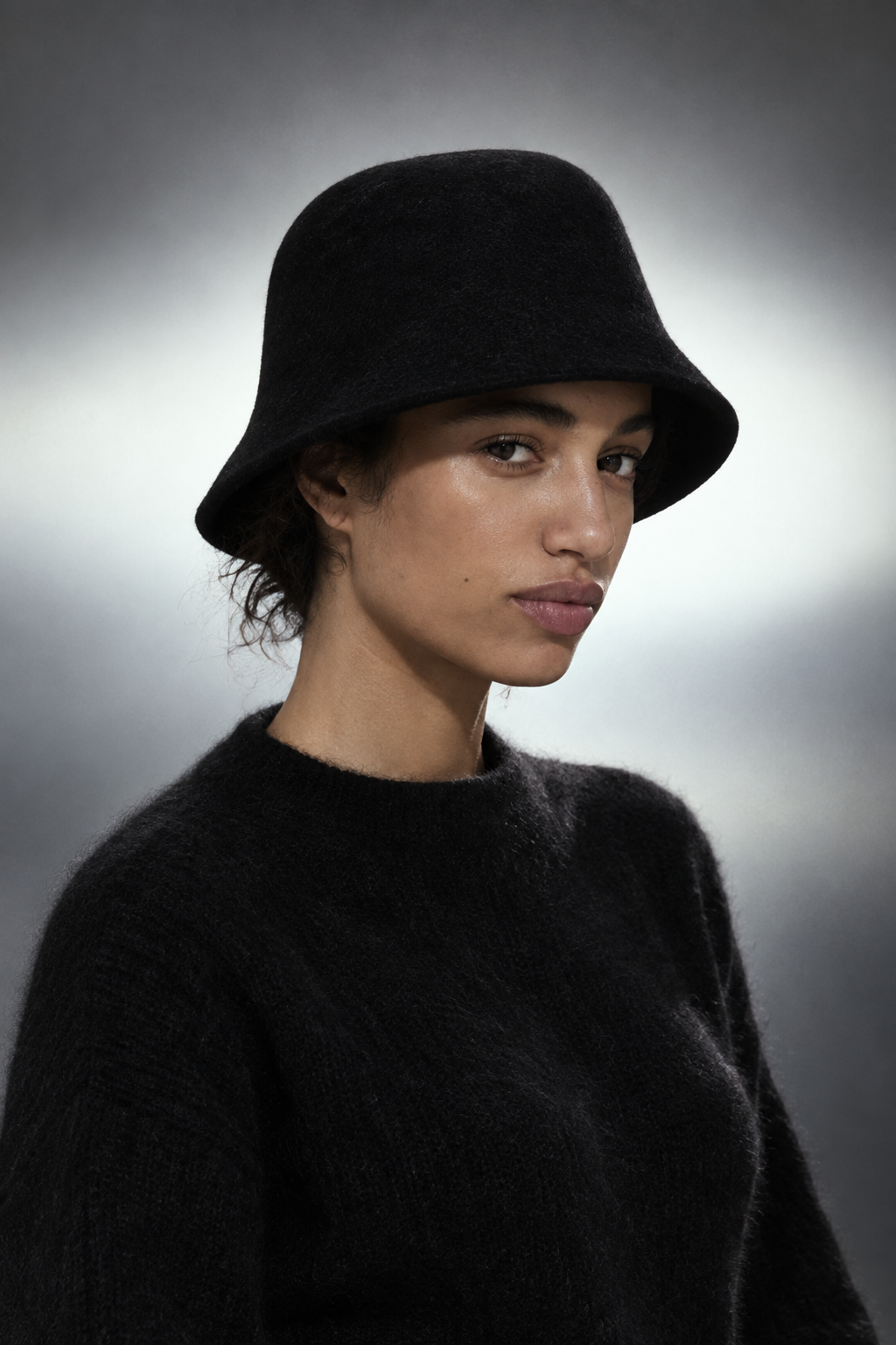 Wool Bucket Hat — bob en laine feutrée noire, porté, portrait de trois quarts poitrine