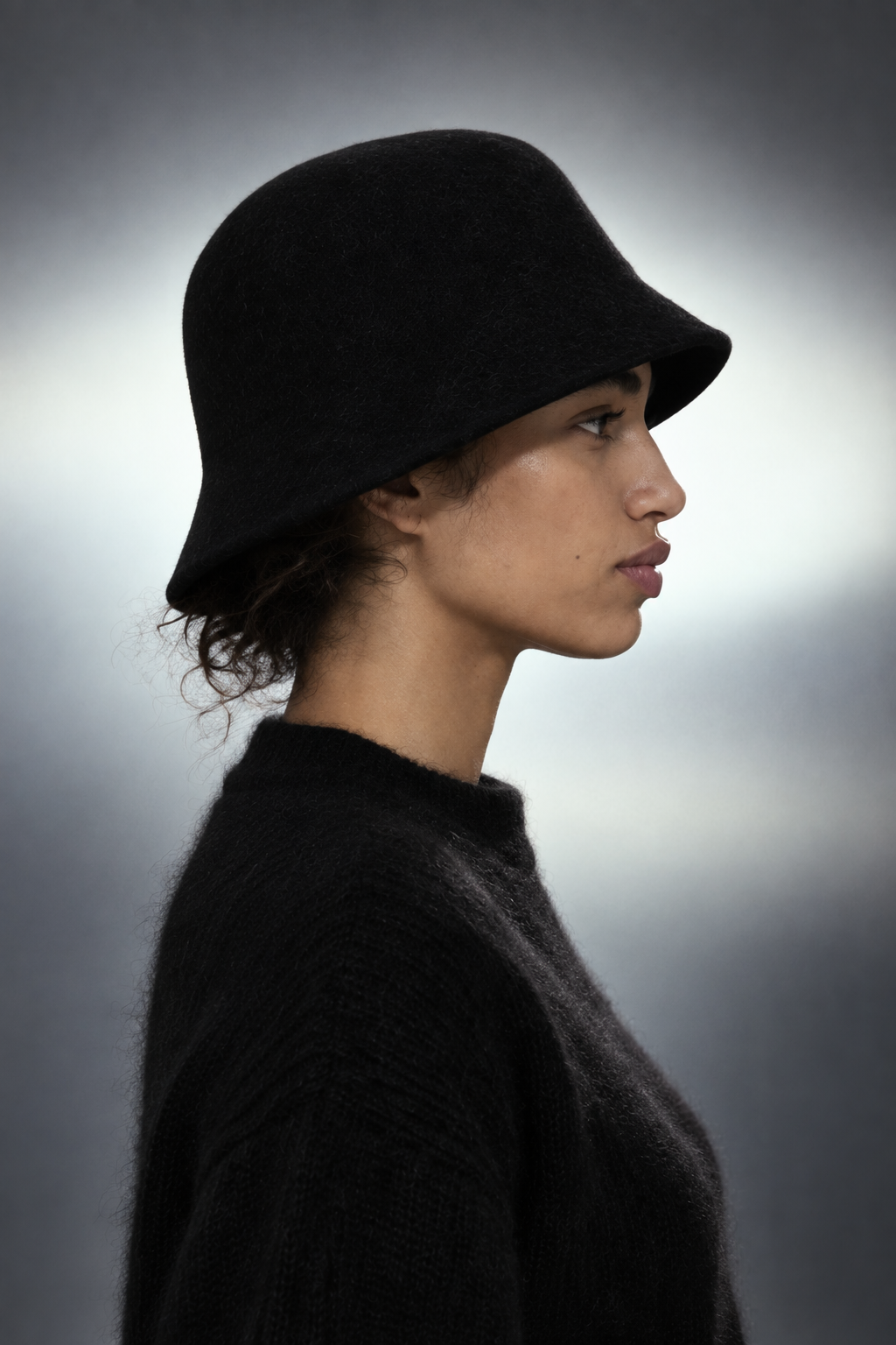 Wool Bucket Hat — bob en laine feutrée noire, porté de profil