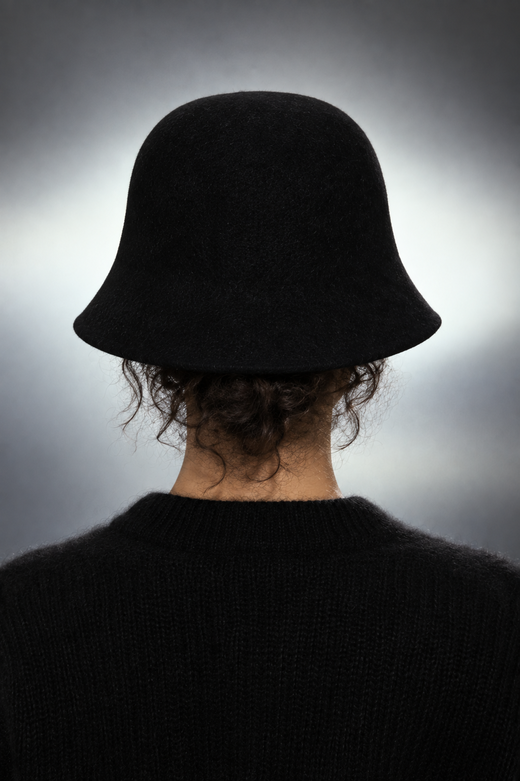 Wool Bucket Hat — bob noir vu de dos sur la nuque