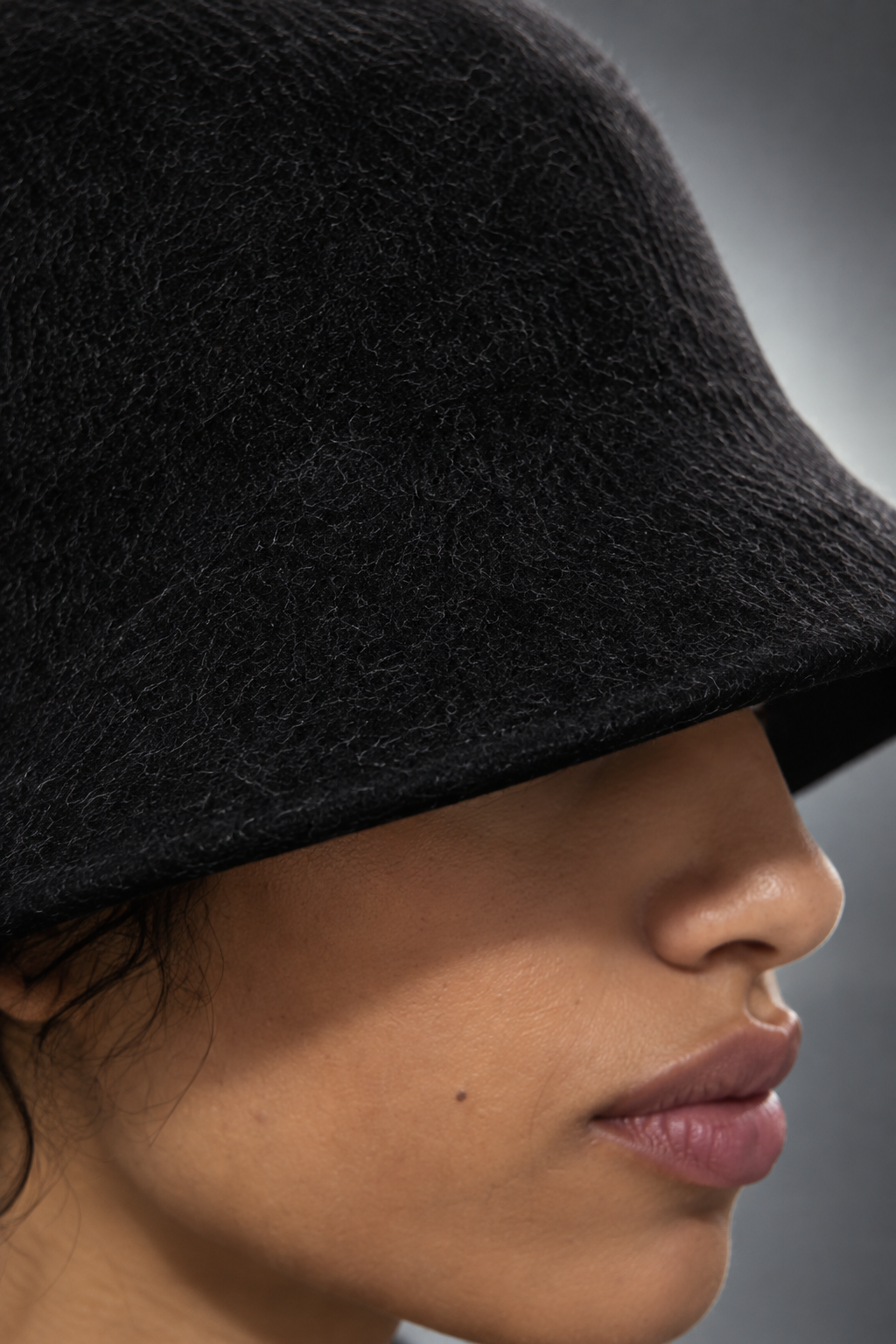 Wool Bucket Hat — plan très serré sur la matière, grain de la laine feutrée et bord du chapeau