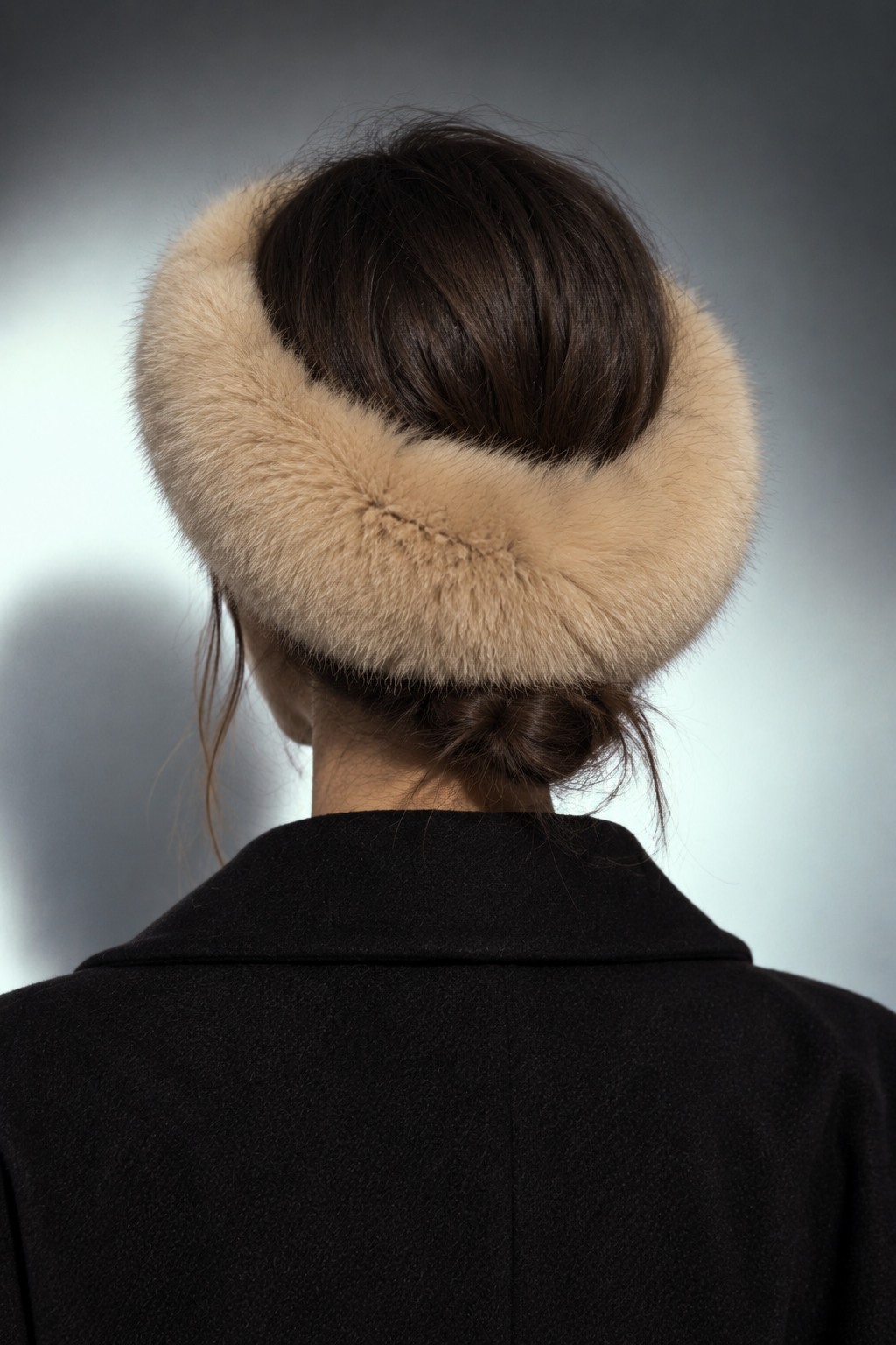 Handband — bandeau en fourrure de renard camel vu de dos sur la nuque