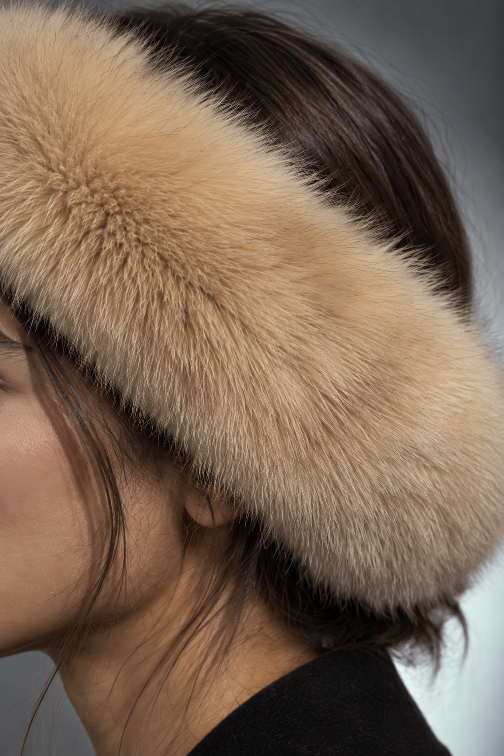 Handband — plan très serré sur le poil de renard camel du bandeau