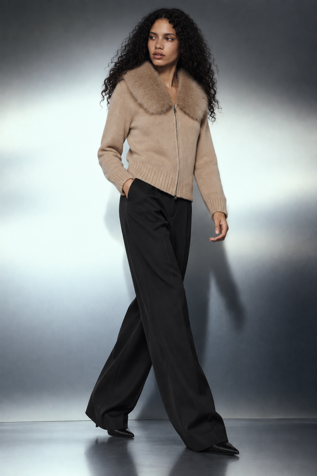 Fur hooded vest porté, trois quarts