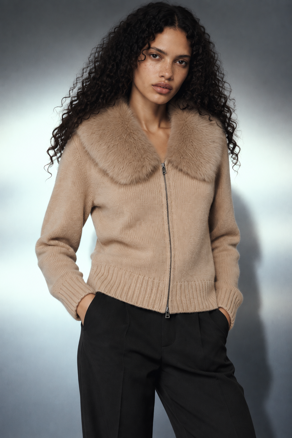 Fur hooded vest, détail buste