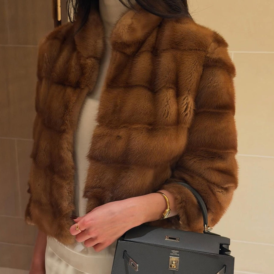 Veste courte en zibeline portee avec un sac noir