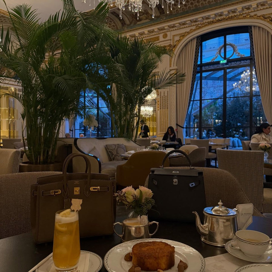 Salon parisien, palmiers et table de the