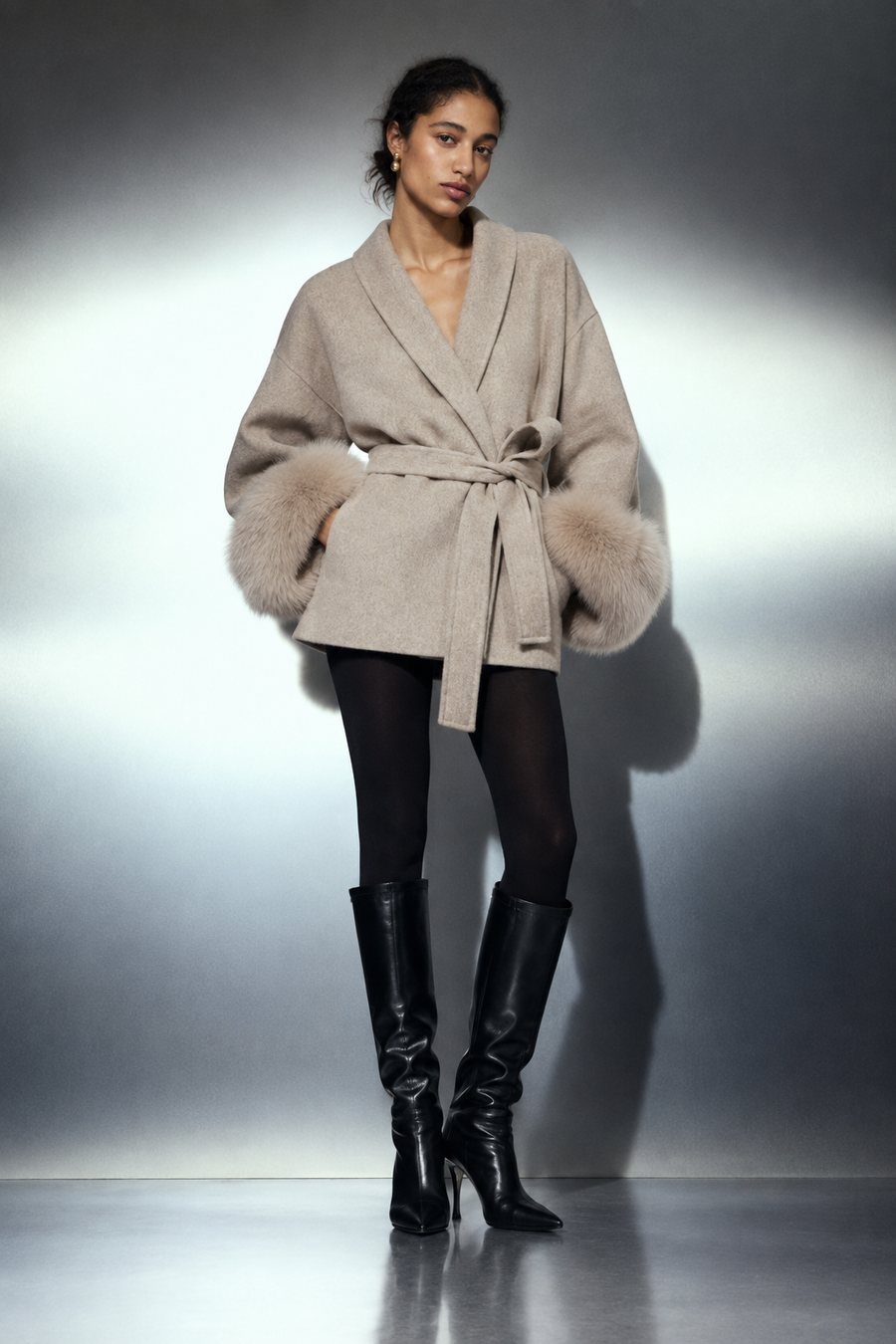 The Leya — veste courte en laine beige à col châle et manchettes de fourrure de renard, portée plein pied de face