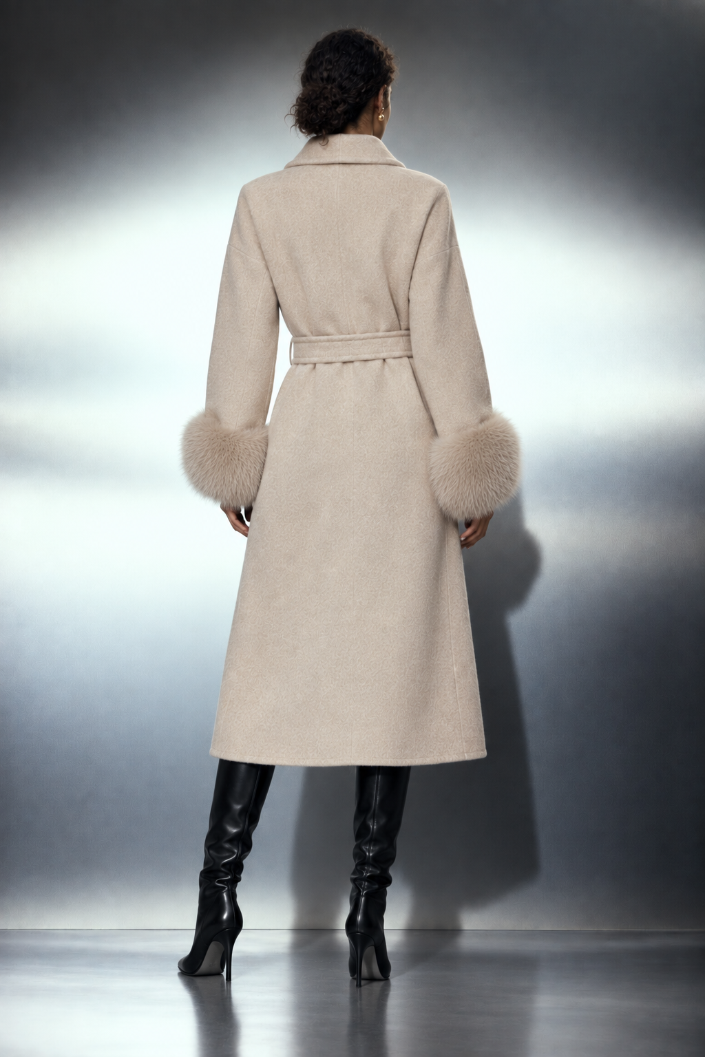 The Leya Coat Long porté, vue de dos