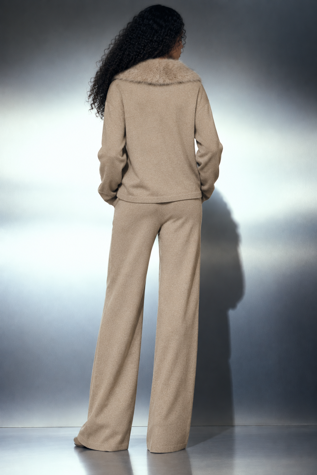 Knit lounge set — ensemble maille camel, porté plein pied de dos