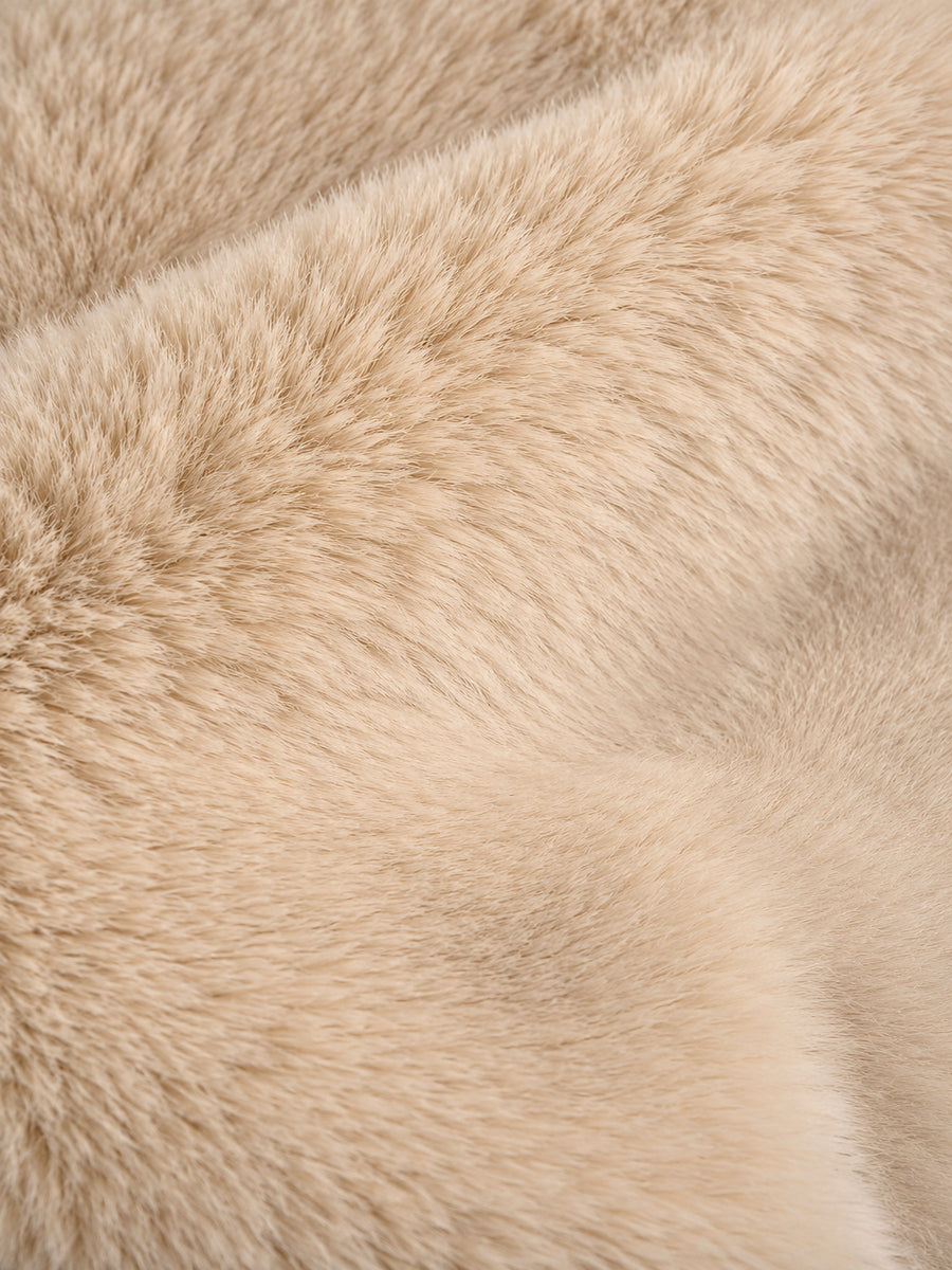 Macro de fourrure de lapin Rex, poil court et dense, ton avoine