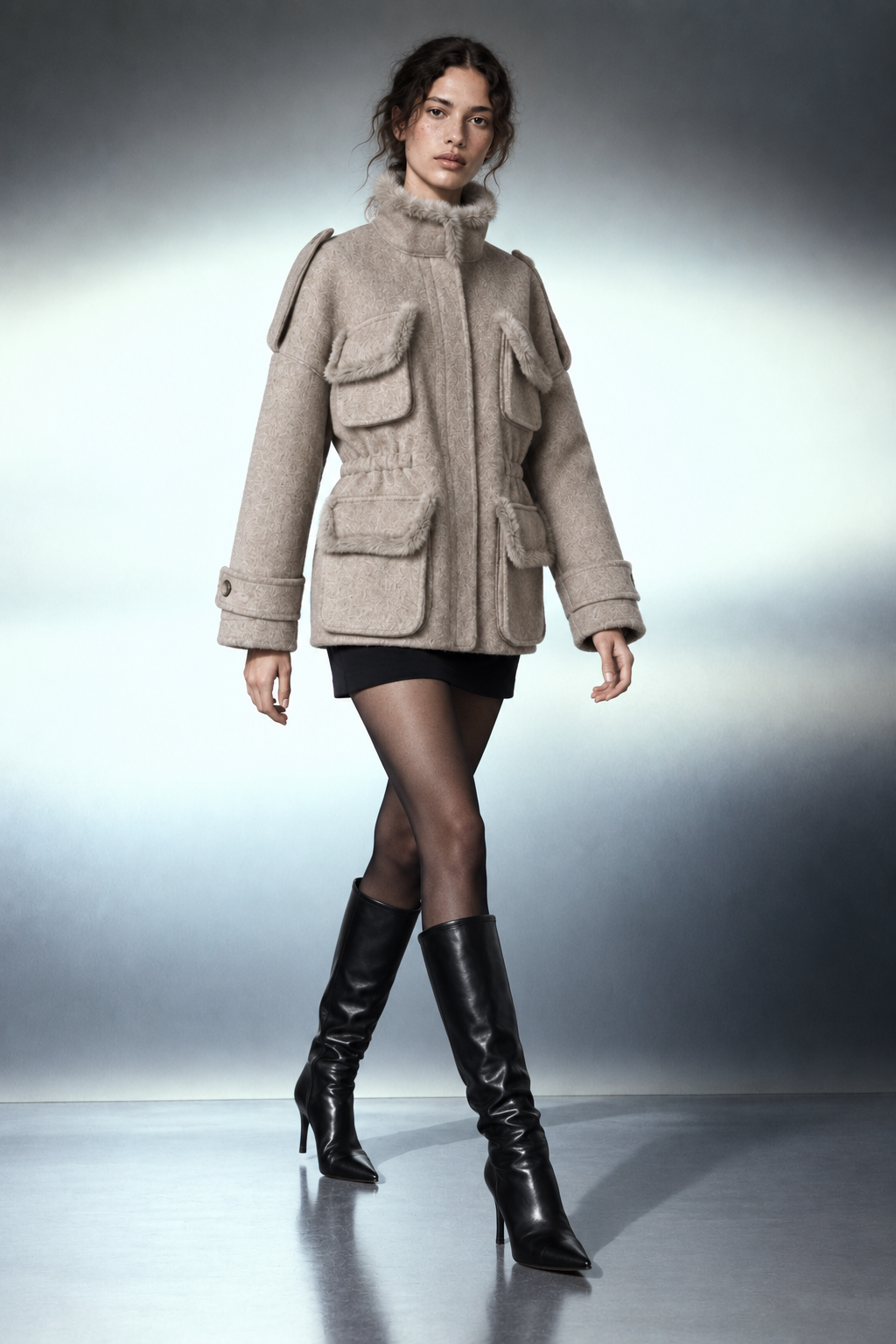 The Elegance Coat portée, trois quarts